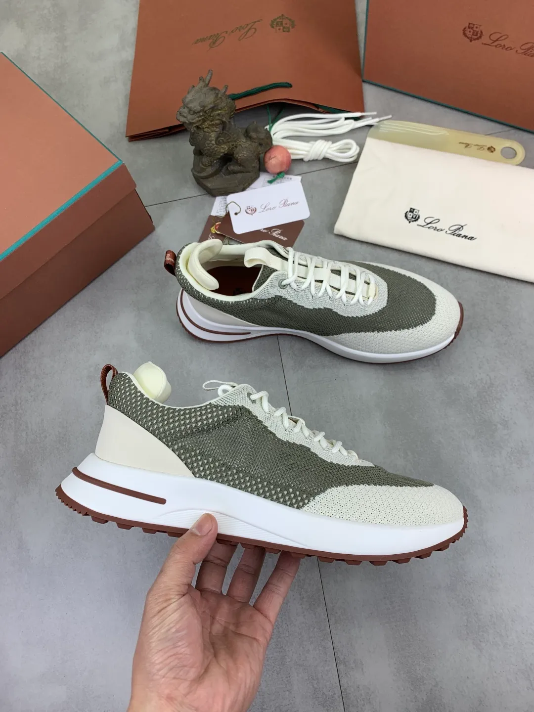 Men's men's shoes 💰P542 New style 💰High quality The latest casual shoes Loro Piana 💯Top grade💯Buy the original copy💯 Founded the existing Loro Piana company on April 24, 1924. The family has been operating for the sixth generation, providing top quality products to customers who are discerning in taste and quality. Imported original fly woven fabrics with cowhide fabric, plain calfskin lining, hand-stitched threads with cowhide feet, original packaging, high-end outsole, size: 38-46, multiple colors available, complete package